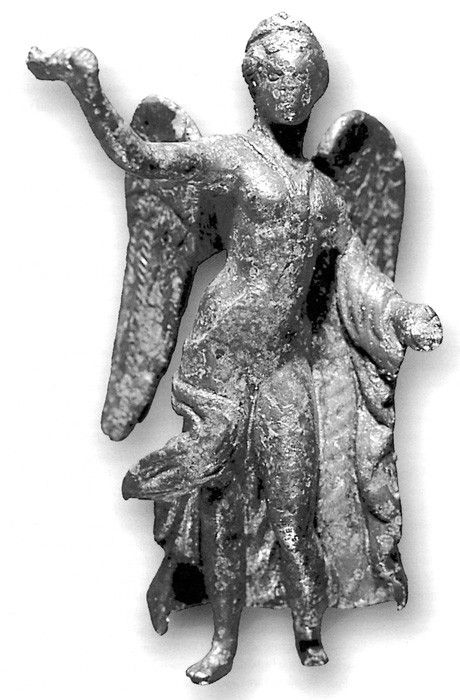 Vier Männer in historischer Kleidung bei der Arbeit mit Werkzeugen in einer rauen, bewaldeten Gegend, die auf frühe Ausgrabungsaktivitäten hindeutet.