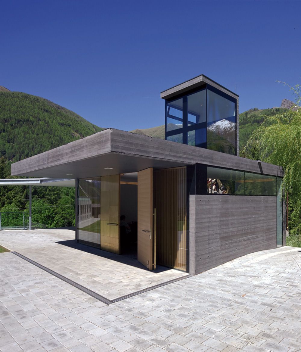 Aufbahrungskapelle mit blauen Himmel 