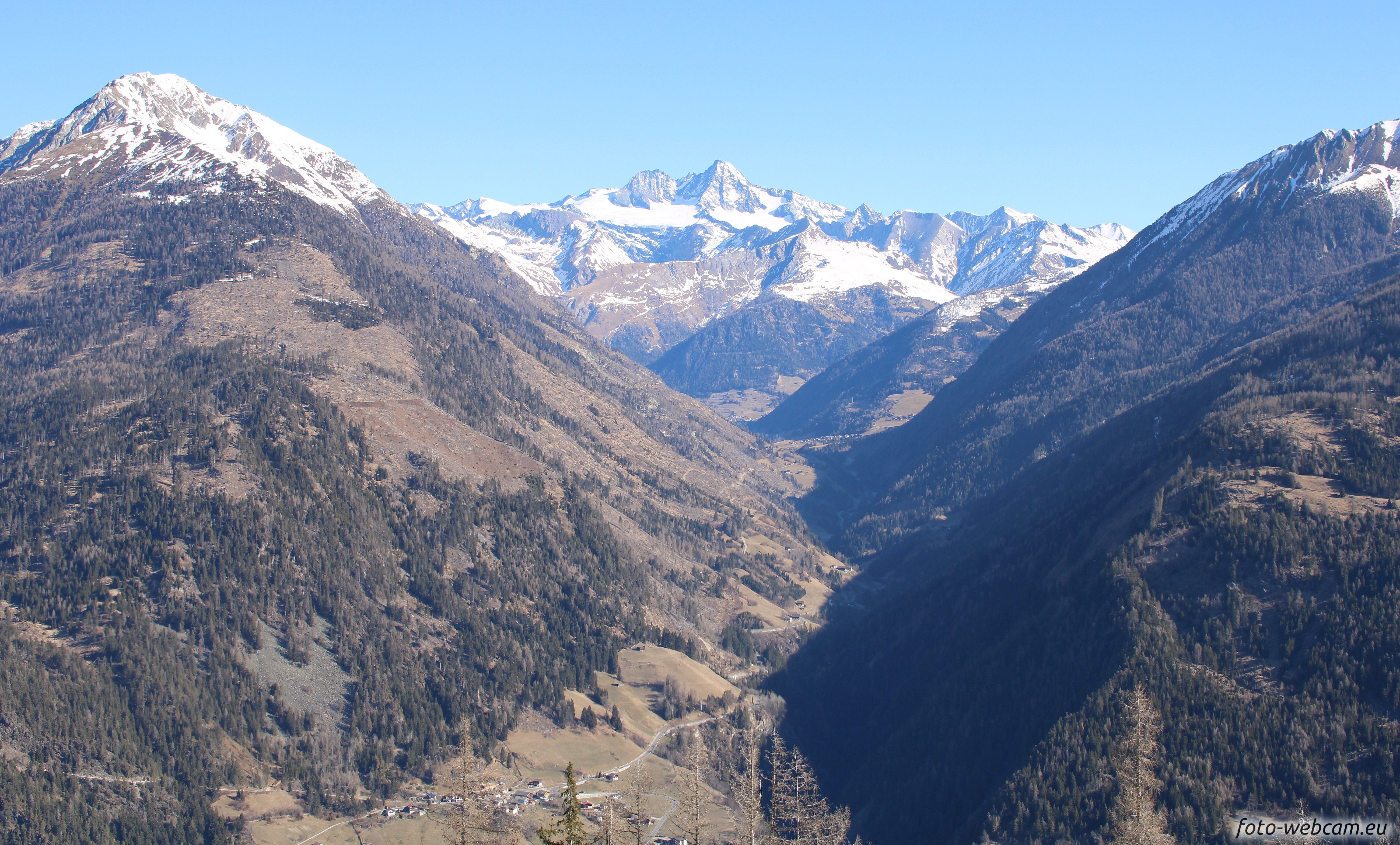 Blick über Kalsertal mit blauem Himmel